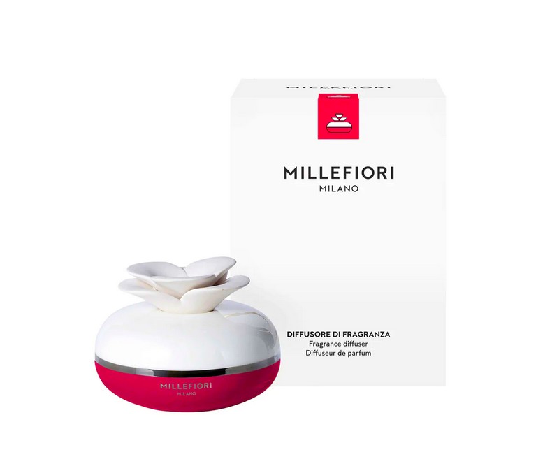 Diffusore di fragranza Millefiori color rosso in porcellana con fiore in gesso che si impregna di essenza e profuma l'ambiente